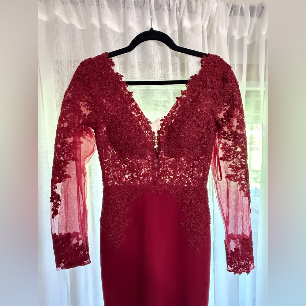 Elegant Red Lace Evening Dress